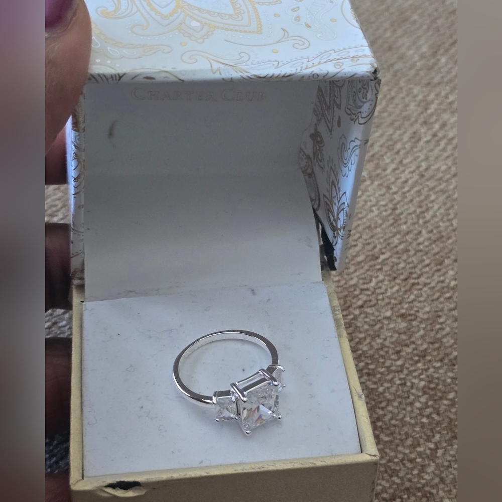 Macy's Elegant Silver 3stone Ring Clear Gemstones Square Sz 8 New - Picture 3 of 13